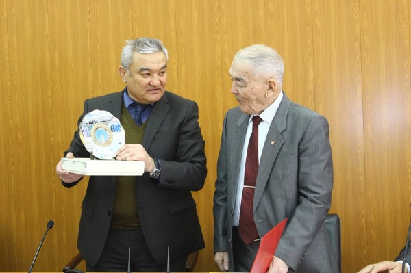 Юбиляры принимают поздравления