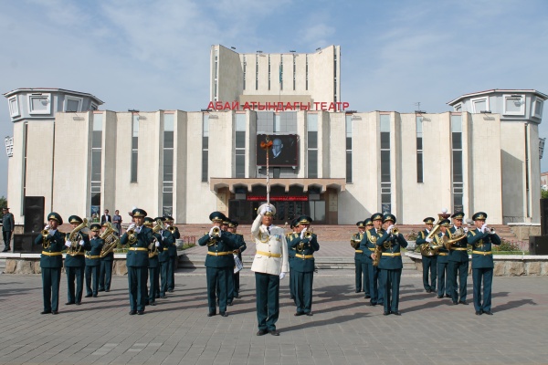 А у нас – плац-концерт!