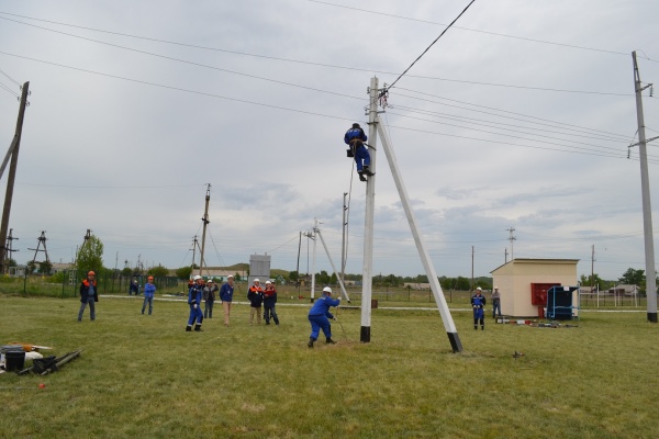 Соревнуются электромонтеры