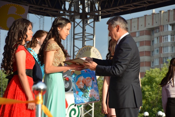 «Когда уйдем со школьного двора…»