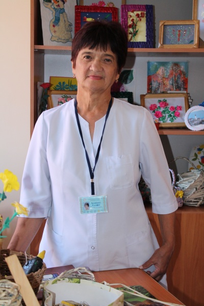 Помогать словом и делом