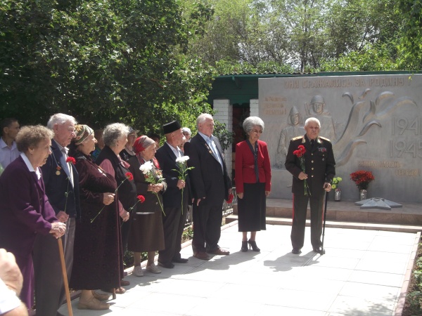 Им поклонитесь, люди!