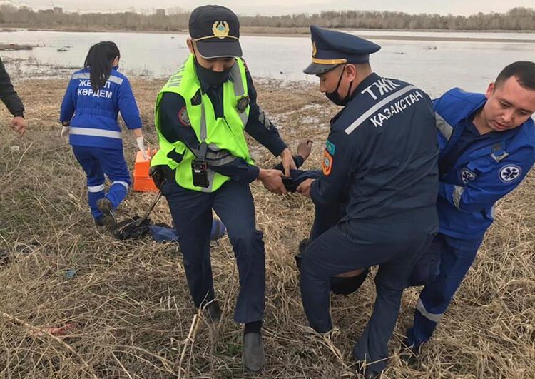 Семей қаласының екі тұрғыны суға батып бара жатқан адамды құтқарып қалды