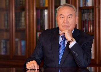 Назарбаевтың тәуелсіз елдің негізін қалаушы ретіндегі мәртебесі Конституцияда бекітіледі