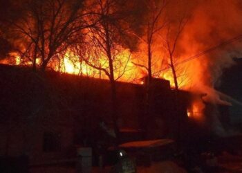 Семейде құтқарушылар отқа оранған үйден мүгедек адамды алып шықты