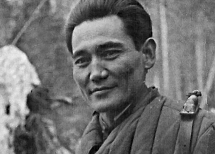 Ресей Бауыржан Момышұлының туыстарына "құпия" деп сақталып келген құжаттарды тапсырды