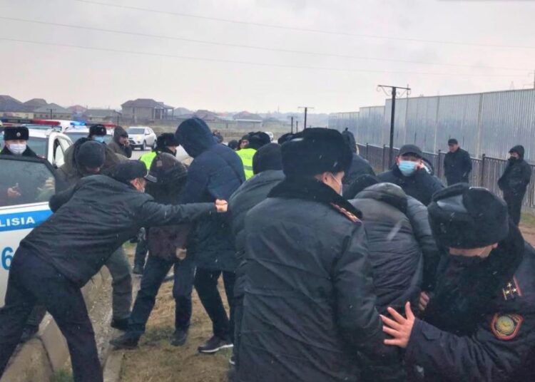 Полицейлер Шымкентте 20 адамды атып өлтірген