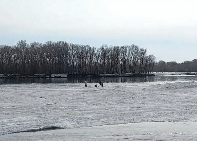 Семейде екі қыз мұз астына құлап кетіп, біреуі мерт болды