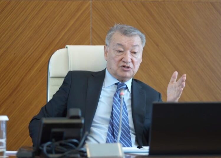 Даниал Ахметов жас шенеуніктерді жолдарды жөндеуге жібереді