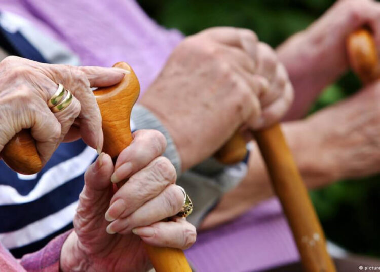 Зейнетақы мен жәрдемақы ұрланған: Қарағандыда қарттар үйінің басшысы қамалды