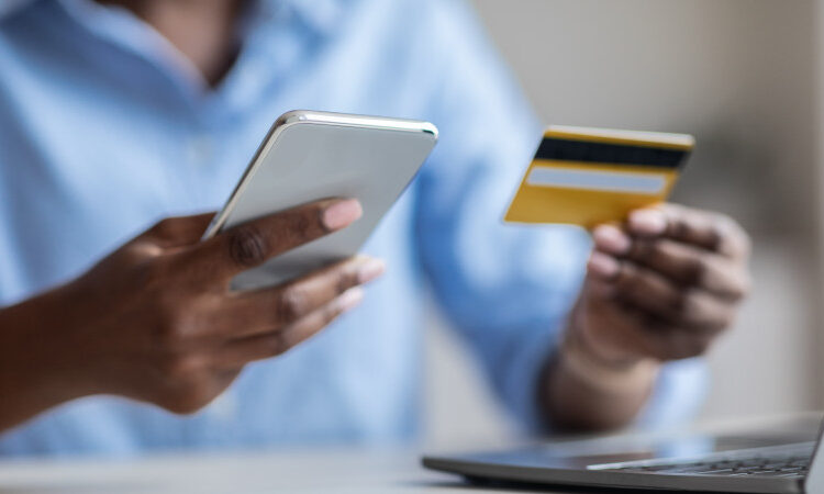 Абайсызда басқа адамға ақша аударып жібергенде не істеу керек? Заңгер түсіндірді