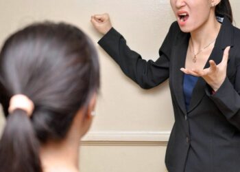 «Мектеп директоры мен орынбасарлары қорқытып жатыр» – мұғалім