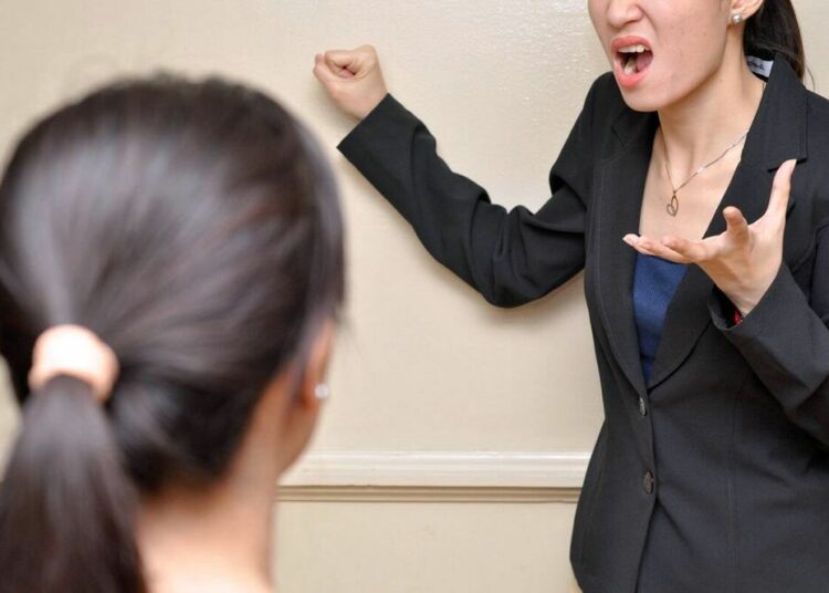 «Мектеп директоры мен орынбасарлары қорқытып жатыр» – мұғалім