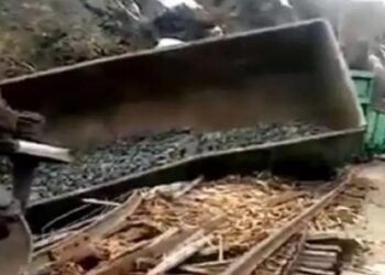 ШҚО-да жүк пойызы рельстен шығып «Вагондар Ертіс өзеніне құлаған» (видео)