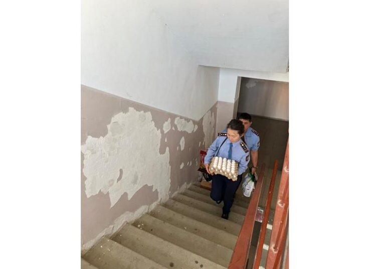 ШҚО-да түрме қызметкерлері 20-дан астам мұқтаж отбасыға азық-түлік жеткізді