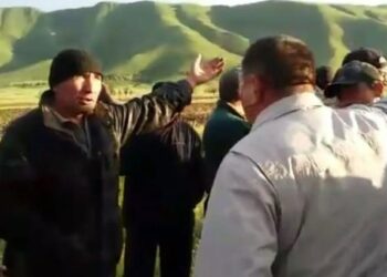 «Қазақтарды ауылға кіргізбейміз!»: Түркістанда өзбектер шу шығарып жатыр (ВИДЕО)