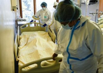 «Дәрігерлер ішін қатты басып, көкбауырын жарып жіберген»: Атырауда жаңа босанған әйел қайтыс болды