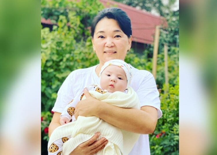 Жанар Айжанова жиеніне не үшін бірінші күйеуінің фамилиясын бергенін түсіндірді