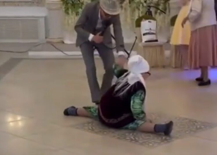 Тойда шпагатқа отырған әже желі қолданушыларын таңғалдырды