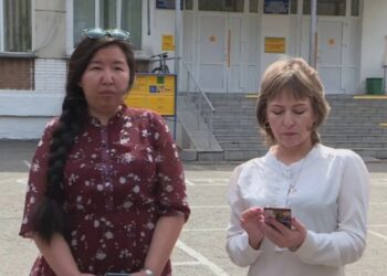 Мектепте мұғалімдерге жалақы ретінде 5 теңге берген