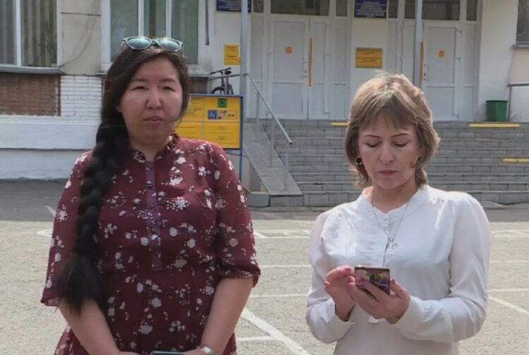 Мектепте мұғалімдерге жалақы ретінде 5 теңге берген