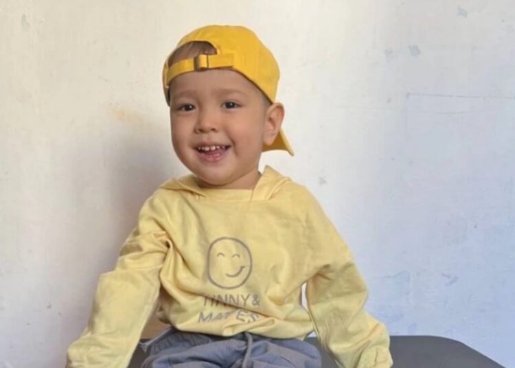 "Сәлем біздің қымбаттылар! Алланың қалауымен, Шүкіршілік етемін, бүгін 2022 жылдың 19 мамырында, бәріміз күткен, армандаған күн де келіп жетті. Нұртас Золгенсма препаратын қабылдады! Сіздермен осы тамаша жаңалықпен бөліскіміз келіп отыр. Біз толқу мен қуаныш аралас сезімдеміз. Сондай-ақ барлық достарыңызға, бір кездері бізді қолдап, қолдан келген көмегін аямаған, Нұртас үшін шын жанашыр жандарға алғысымыз шексіз! Бұл – біздің ортақ еңбегіміз және игі бірлік күшінің жарқын үлгісі", – деп жазды анасы Instagram парақшасында. Айта кетейік, бұған дейін "Қазақстан халқына" қоры қаңтар оқиғасы кезінде үйіне 20 күннен кейін оралған әскери қызметкердің ұлы Нұртасқа көмектесуден бас тартқан еді.