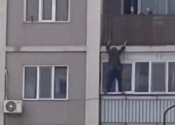 Атырауда 70 жастағы қария үшінші қабаттан секірмек болды