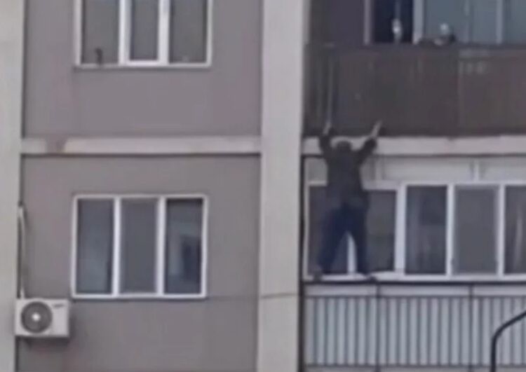 Атырауда 70 жастағы қария үшінші қабаттан секірмек болды