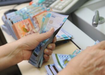 Депутат Аймағамбетовке: Министрлік педагогтерге 30 млрд теңге қарыз