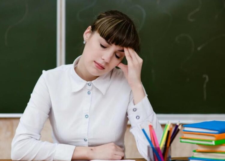 «Ақшаны өз аяқтарыңмен алып келіңдер!»: мұғалімдер чатындағы жанжал қызу талқыға түсті