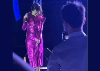 «Неге басқа көйлек кимедім деп жыным ұстап тұр»: Ерке Есмаханның етегін сахнада жел көтеріп жібере жаздады