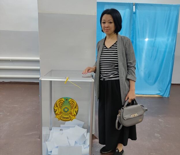 СЕМЕЙДЕ ДАУЫС БЕРУ ЖҮРІП ЖАТЫР