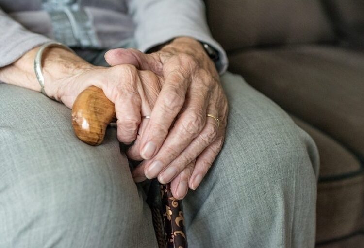 «Полиция қызметкерлері» 76 жастағы зейнеткердің пәтері мен 10 млн теңгесін алаяқтықпен алып қойған