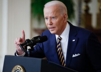 «Путин қатты қателеседі!». Байден Украианаға тікұшақтан бастап, зымыранның неше түрін жіберетінін айтты