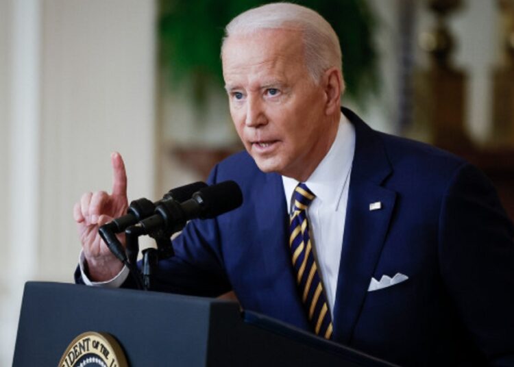 «Путин қатты қателеседі!». Байден Украианаға тікұшақтан бастап, зымыранның неше түрін жіберетінін айтты