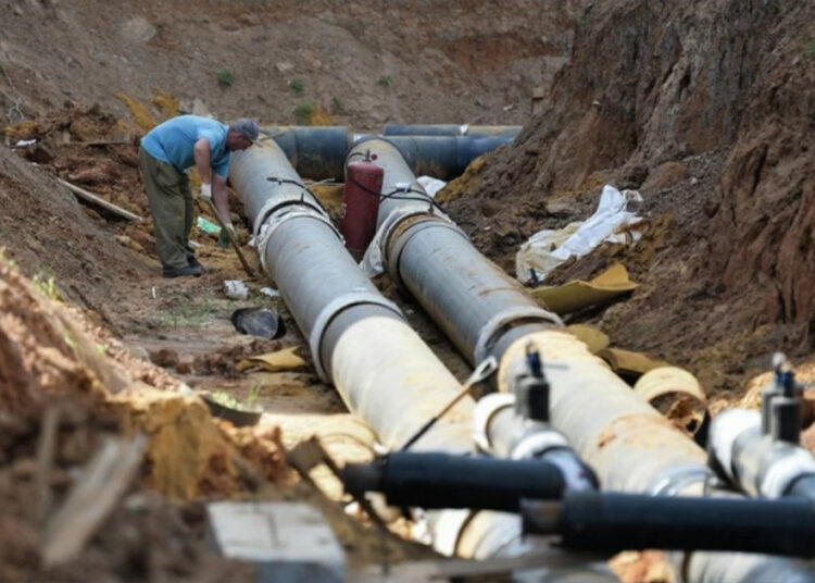 Атырауда екі ер адам шұңқырға тірідей көміліп қалды