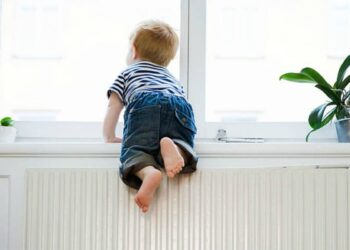 Семейде үш жасар бала алтыншы қабаттан құлап жазым болды