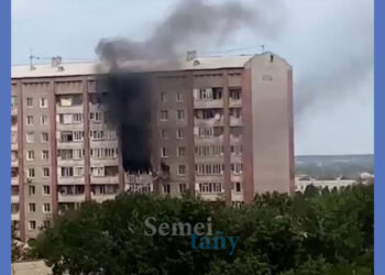 Семейде көп қабатты үйден өрт шығып 50 адам құтқарылды