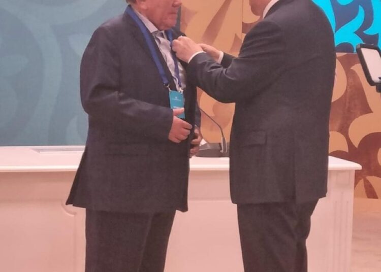 Мұхтар Шахановқа Қасым-Жомарт Тоқаевтың Жарлығымен Қазақстан Еңбек Ері атағы берілді