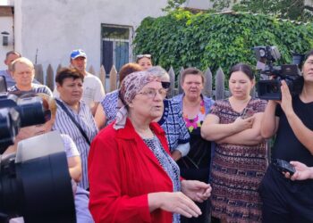 ОБЛЫС ӘКІМІ ТҰРҒЫНДАРМЕН КЕЗДЕСТІ