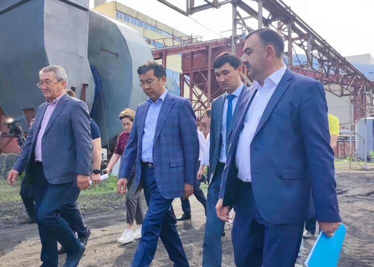 Біздің жақта қыс ұзақ… Облыс әкімі Семейдің бірқатар жылу беру орталықтарын аралады