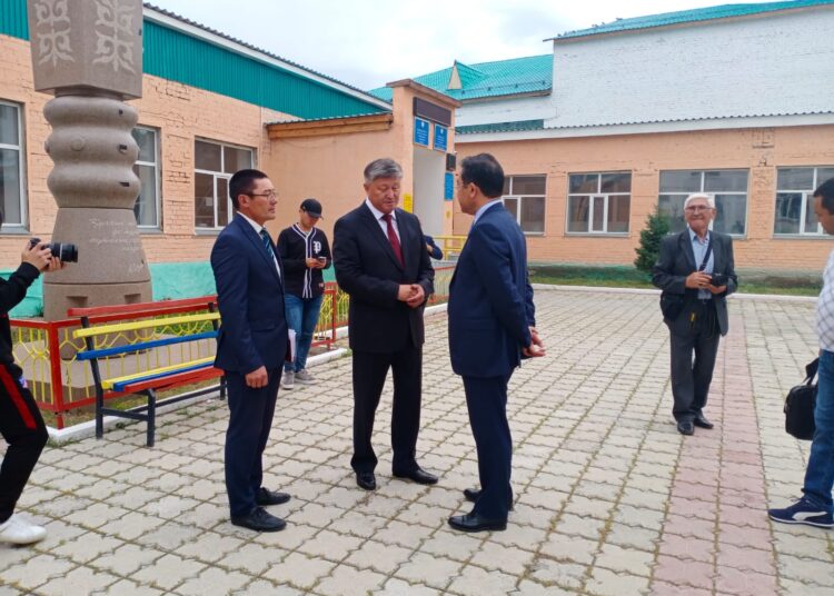 Облыс әкімі Нұрлан Ұранхаев Ақсауат ауылындағы Кәрім Нұрбаев мектебінде