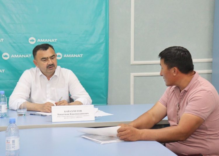 Семей қаласының әкімі, «AMANAT»  партиясы Семей филиалының төрағасы Бақытжан Байахметов азаматтарды жеке қабылдады