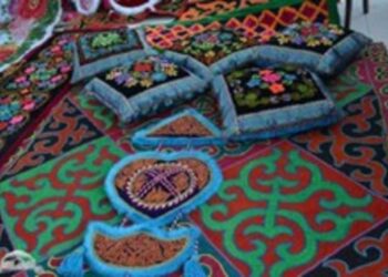 ҰЛТТЫҚ НАҚЫШТАҒЫ КӨРПЕ-ЖАСТЫҚ ТІГЕДІ