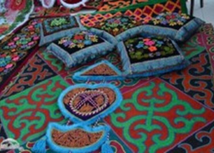 ҰЛТТЫҚ НАҚЫШТАҒЫ КӨРПЕ-ЖАСТЫҚ ТІГЕДІ