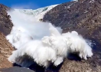 Туристер таудағы қар көшкінін таспаға түсіремін деп көшкіннің астында қалды – видео
