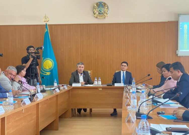 17 БАСҚАРМА ЖҰМЫС ІСТЕЙДІ