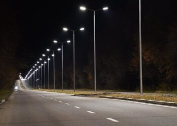 ЖАРЫҚ ШАМДАРЫ ОРНАТЫЛУДА