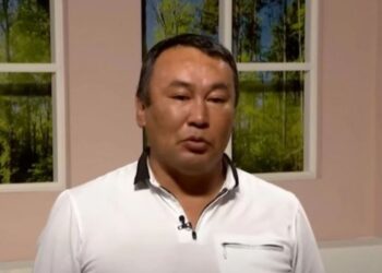 «Сыныптасы қалам лақтырып, көзін ағызып жіберген»: Зардап шеккен баланың әкесі әділдік іздеп жүр