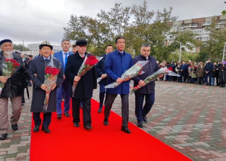 МҰХТАР ӘУЕЗОВТІҢ ЕСКЕРТКІШІНЕ ГҮЛ ШОҚТАРЫ ҚОЙЫЛДЫ